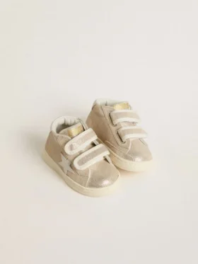 Junior June en daim métallisé couleur sable avec étoile et languette au talon en cuir blanc