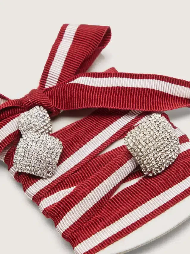 Lacets bicolores « Peaux » avec trois breloques argentées