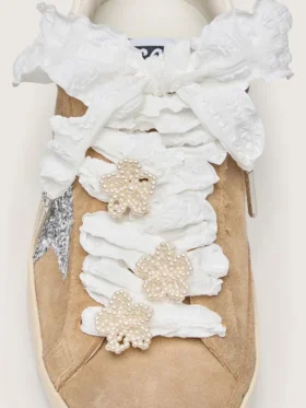 Lacets blancs froissés « Peaux » avec des applications de perles en forme de fleurs