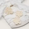 Lacets blancs froissés « Peaux » avec des applications de perles en forme de fleurs