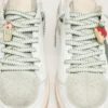 Lacets blancs « Peaux » avec broderie vert forêt et épingles en forme de fraise