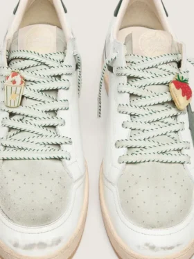 Lacets blancs « Peaux » avec broderie vert forêt et épingles en forme de fraise