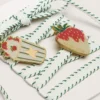 Lacets blancs « Peaux » avec broderie vert forêt et épingles en forme de fraise