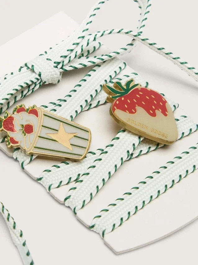 Lacets blancs « Peaux » avec broderie vert forêt et épingles en forme de fraise