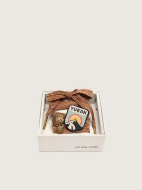 Lacets brodés « Peaux » bordeaux et pêche avec patch et deux breloques