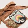 Lacets brodés « Peaux » bordeaux et pêche avec patch et deux breloques
