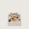 Lacets brodés rayés crème et gris tourterelle « Peaux » avec trois breloques en perles en forme de fruits