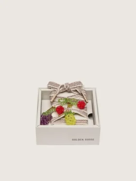 Lacets brodés rayés crème et gris tourterelle « Peaux » avec trois breloques en perles en forme de fruits