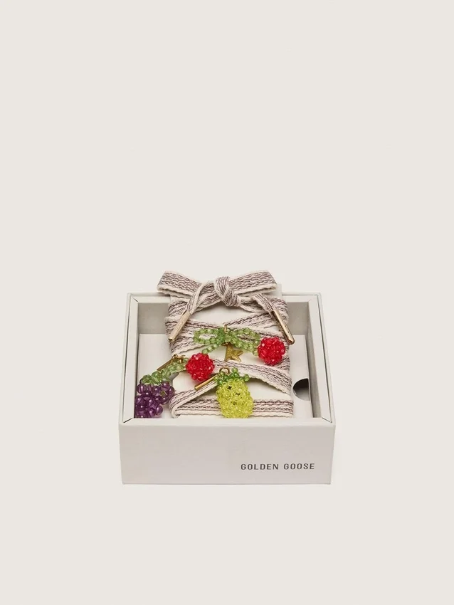 Lacets brodés rayés crème et gris tourterelle « Peaux » avec trois breloques en perles en forme de fruits