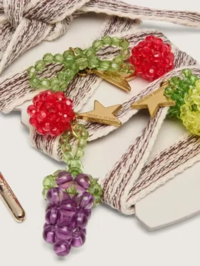 Lacets brodés rayés crème et gris tourterelle « Peaux » avec trois breloques en perles en forme de fruits