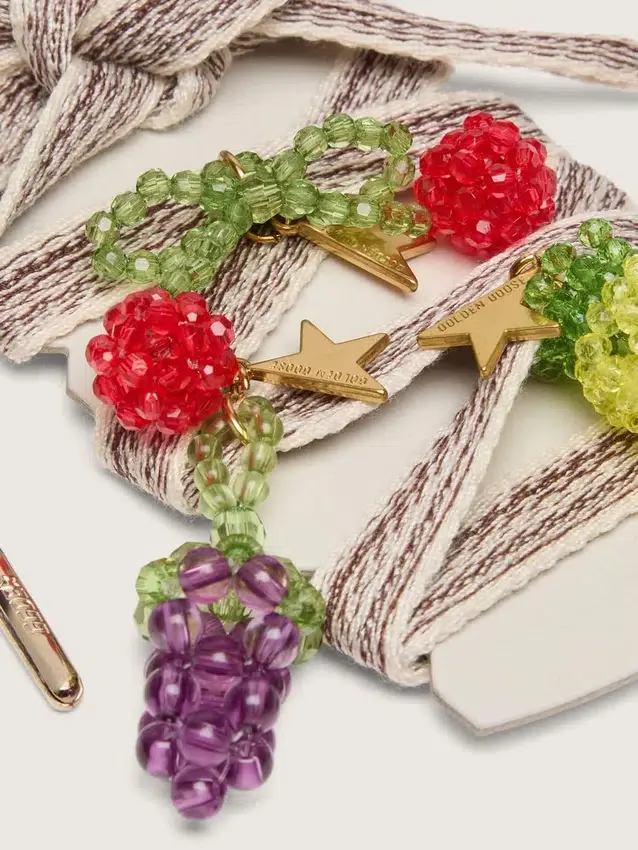 Lacets brodés rayés crème et gris tourterelle « Peaux » avec trois breloques en perles en forme de fruits