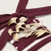 Lacets CNY Peaux en laine bordeaux avec broche fleur dorée