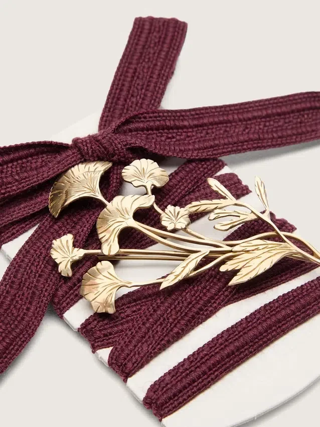 Lacets CNY Peaux en laine bordeaux avec broche fleur dorée