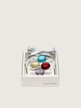 Lacets de peaux argentés avec quatre breloques colorées