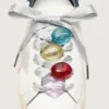 Lacets de peaux argentés avec quatre breloques colorées