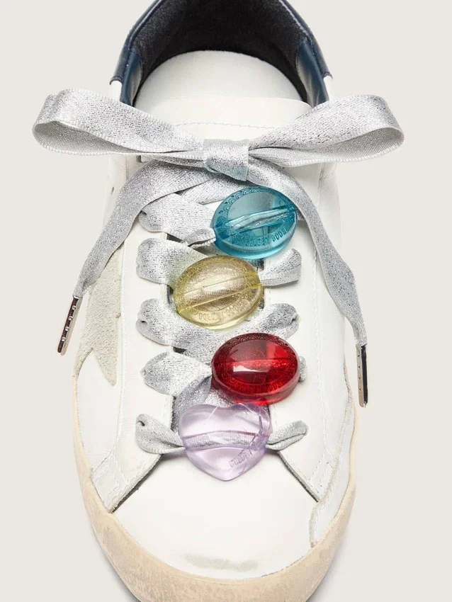 Lacets de peaux argentés avec quatre breloques colorées