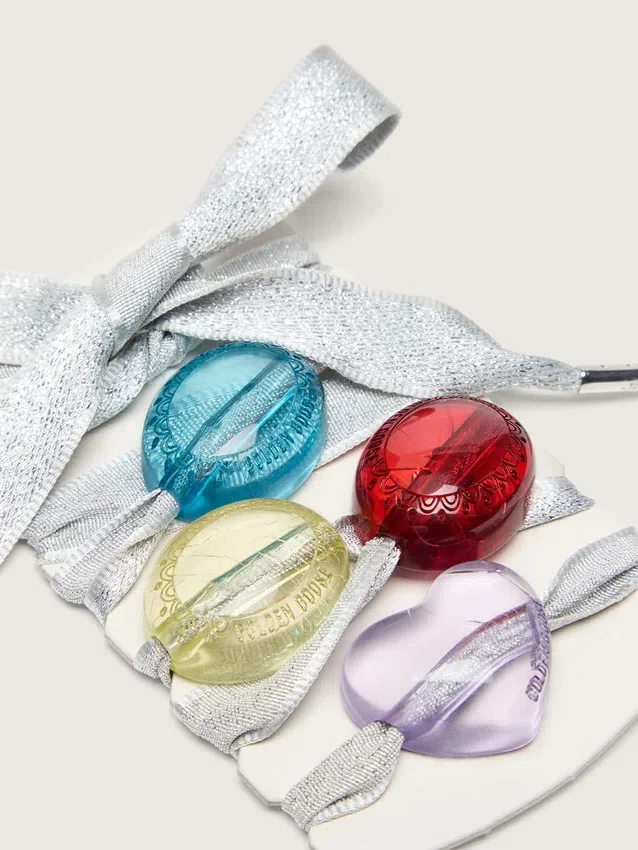 Lacets de peaux argentés avec quatre breloques colorées