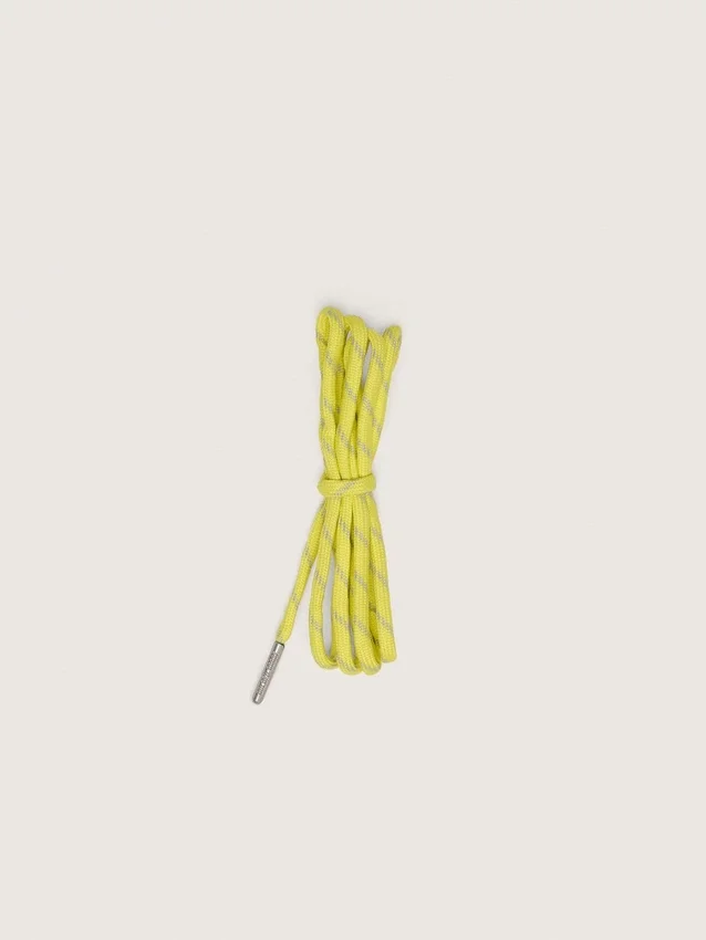 Lacets de randonnée jaunes avec des détails gris