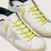 Lacets de randonnée jaunes avec des détails gris