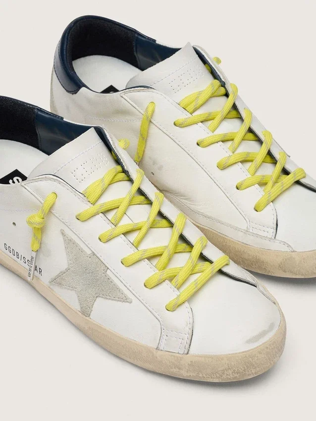 Lacets de randonnée jaunes avec des détails gris