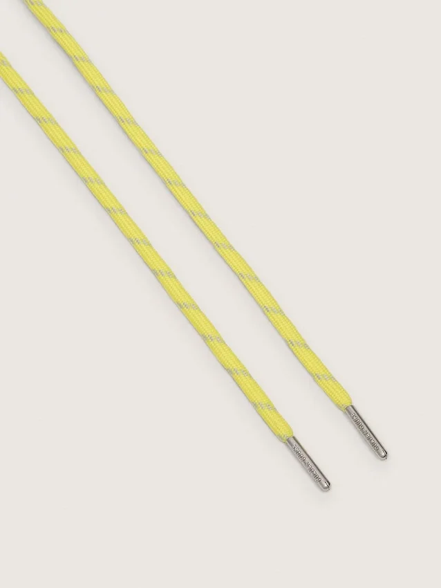 Lacets de randonnée jaunes avec des détails gris