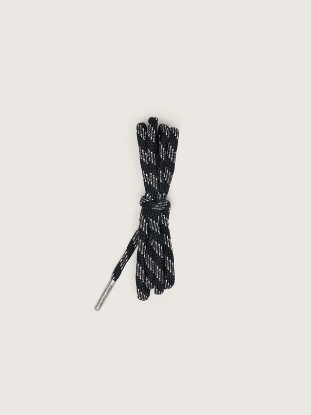 Lacets de randonnée noirs avec détails gris