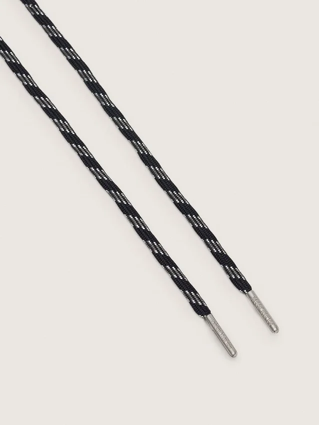 Lacets de randonnée noirs avec détails gris