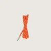 Lacets de randonnée orange avec des détails gris et noirs