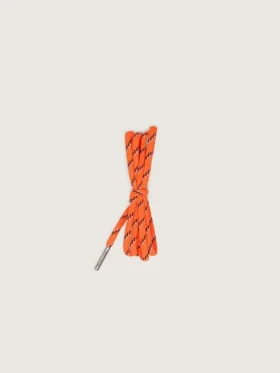 Lacets de randonnée orange avec des détails gris et noirs