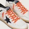 Lacets de randonnée orange avec des détails gris et noirs