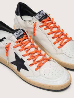 Lacets de randonnée orange avec des détails gris et noirs