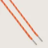 Lacets de randonnée orange avec des détails gris et noirs