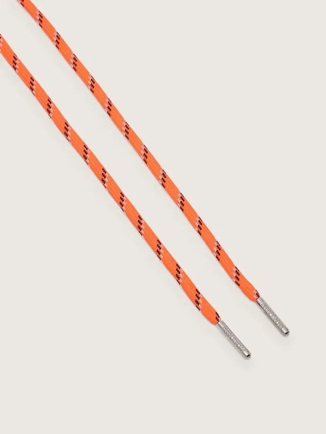 Lacets de randonnée orange avec des détails gris et noirs