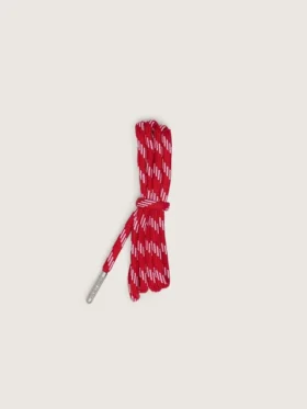 Lacets de randonnée rouges avec détails blancs