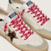 Lacets de randonnée rouges avec détails blancs