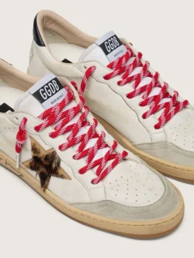 Lacets de randonnée rouges avec détails blancs