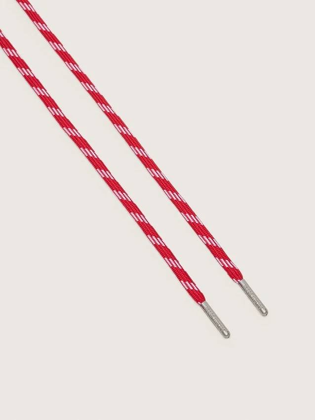 Lacets de randonnée rouges avec détails blancs
