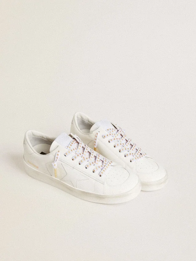 Lacets en coton blanc ornés d’étoiles dorées contrastantes