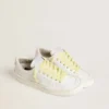 Lacets en coton jaune avec logo doré contrastant