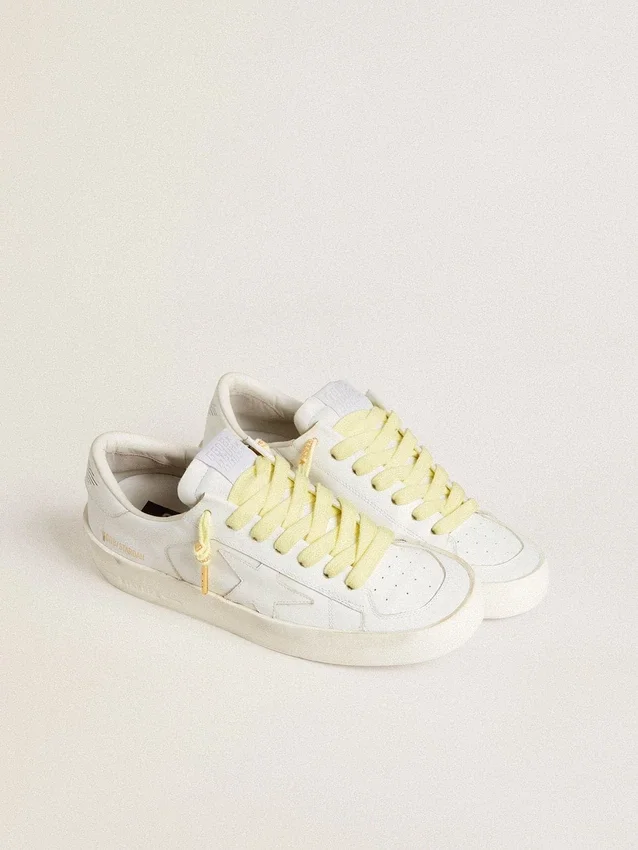 Lacets en coton jaune avec logo doré contrastant