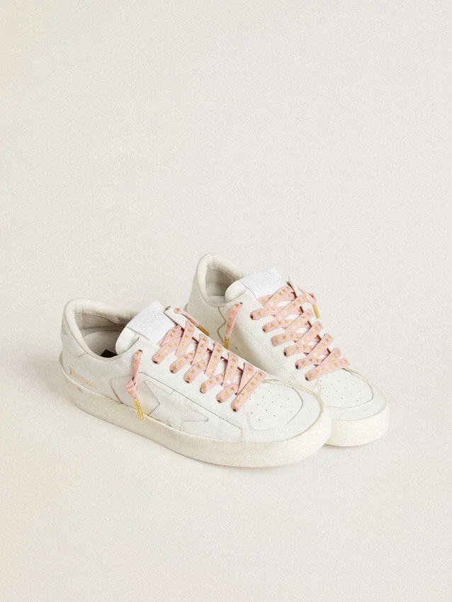 Lacets en coton rose avec des étoiles dorées contrastantes