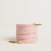 Lacets en coton rose avec logo doré contrastant