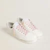 Lacets en coton rose avec logo doré contrastant