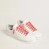 Lacets en coton rouge avec des détails blancs