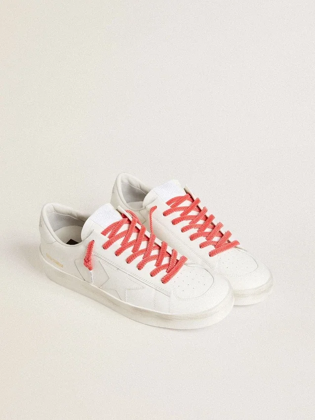 Lacets en coton rouge avec des détails blancs