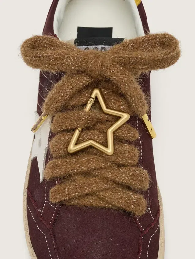 Lacets en laine de couleur marron « Peaux » avec mousqueton en forme d’étoile dorée
