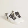 Lacets en lurex gris foncé avec logo doré contrastant