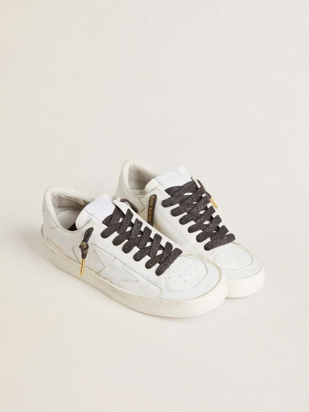Lacets en lurex gris foncé avec logo doré contrastant