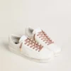 Lacets en lurex rose saumon avec logo noir contrastant