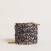 Lacets gris et noirs à imprimé animalier avec logo doré contrastant